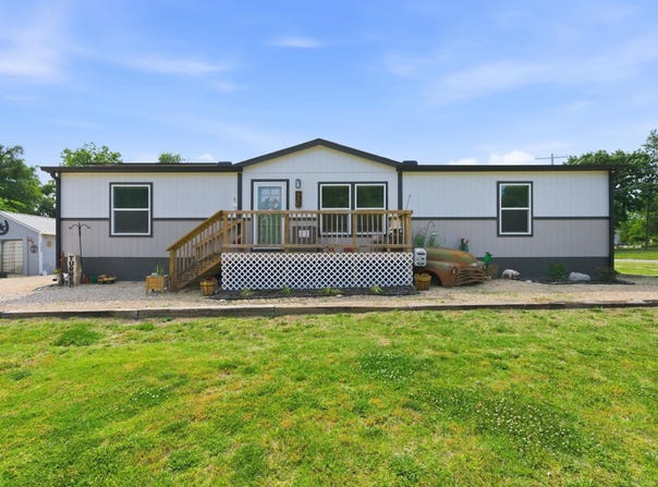 519 E 3rd St, Eureka, KS 67045-1903