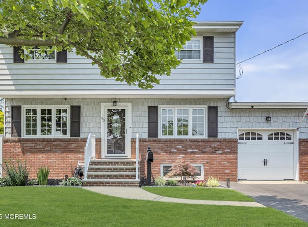 33 Fleetwood Drive, Hazlet, NJ 07730