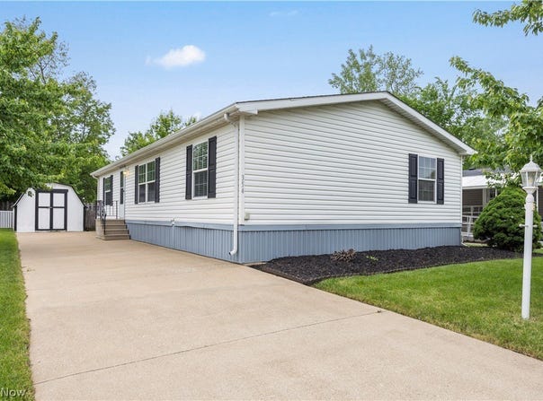 354 Pin Oak Circle, Elyria, OH 44035