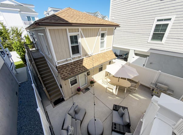 14 N Adams Ave, Margate, NJ 08402