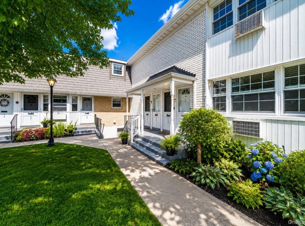 4715 Wilshire Lane, Oakdale, NY 11769