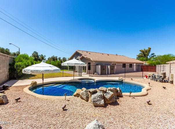 723 N JOSHUA TREE Lane, Gilbert, AZ 85234