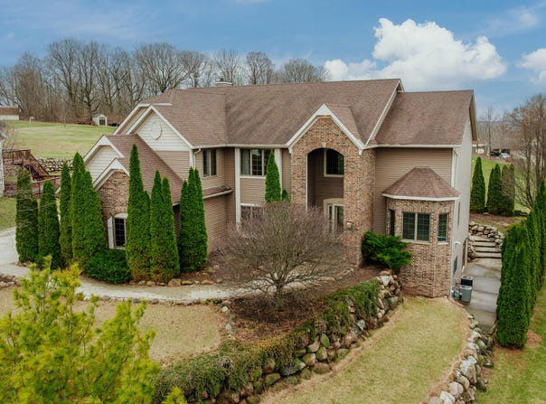 585 Overlook Pass, Fredonia, WI 53021