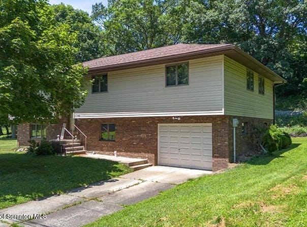 1103 Quarry Road, Old Forge, PA 18518