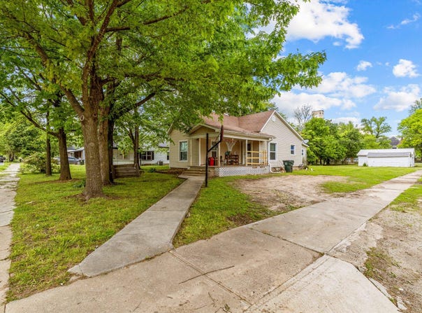 301 W Pleasant Street, Aurora, MO 65605