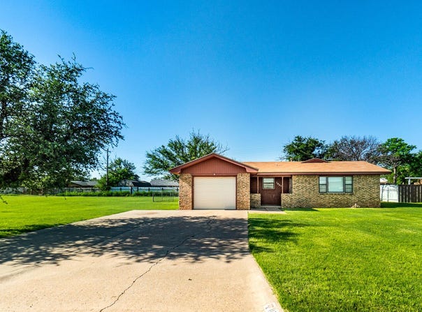 1023 NW 11th St, Tulia, TX 79088