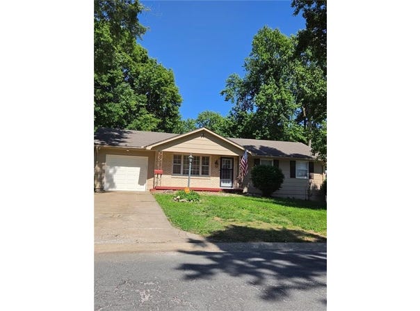 207 SW Pinnell Drive, Lee's Summit, MO 64081
