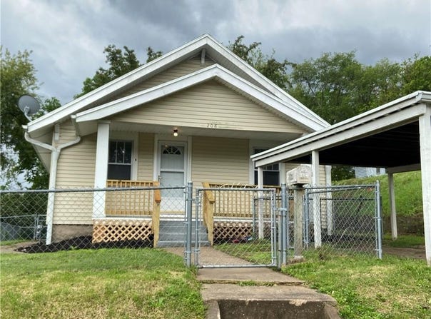 208 E Vassar Street, St Joseph, MO 64504