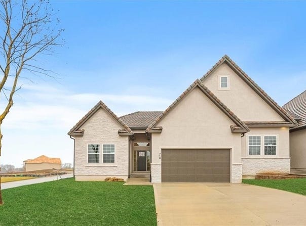 718 NE Lone Hill Drive, Lee's Summit, MO 64064