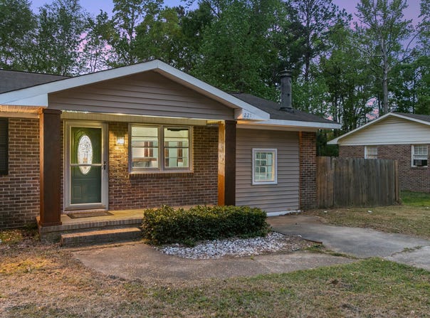 221 Forest Circle, Summerville, SC 29483