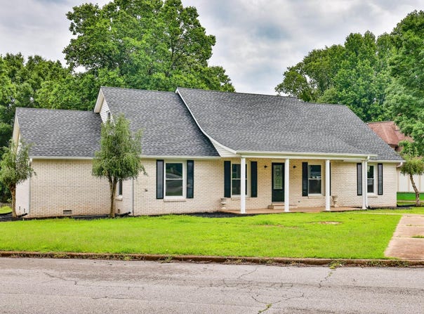 21 Broadfield Manor, Trenton, TN 38382