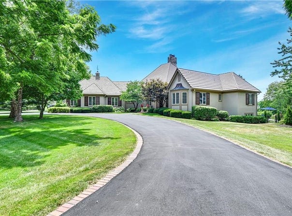 16800 Grace Drive, Loch Lloyd, MO 64012