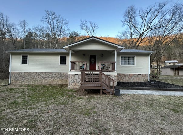 9 Graves Rd, Miracle, KY 40856