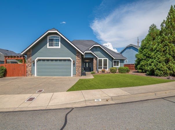 126 SW Whispering Drive, Grants Pass, OR 97527