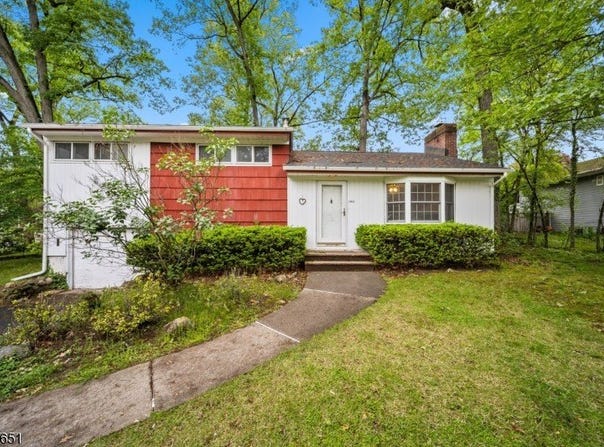 180 Busteed Dr, Midland Park Boro, NJ 07432-1956