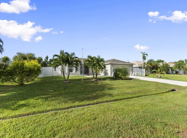 842 SE Chaloupe Avenue, Port Saint Lucie, FL 34983