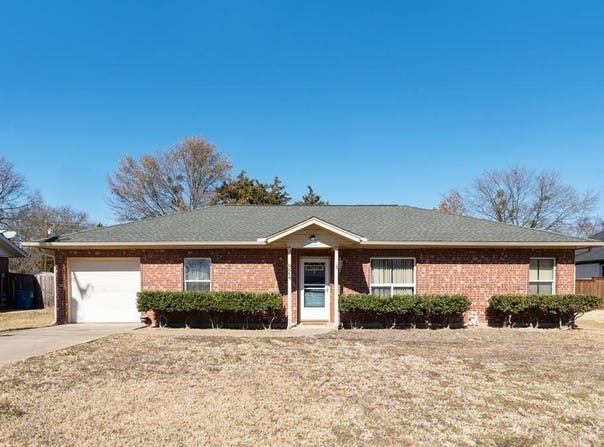 924 Guam St, Tool, TX 75143