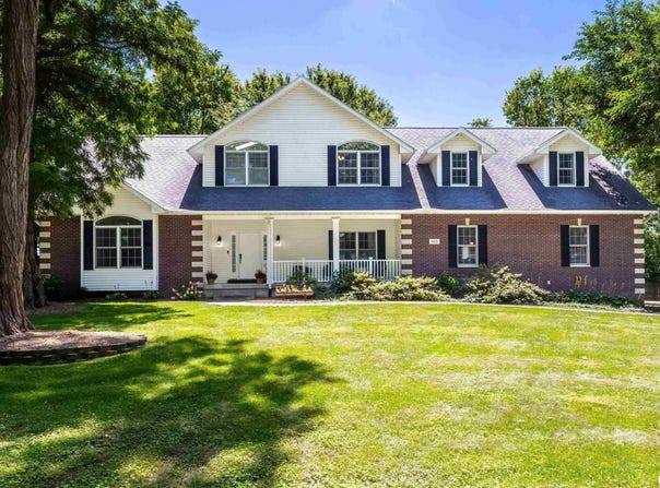413 FAIRWYND Drive, Le Claire, IA 52753