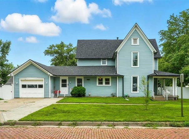 401 E 3rd St, IA 52776
