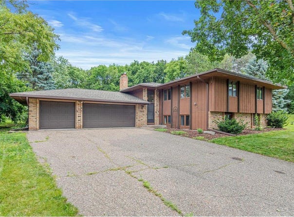 3413 Red Oak Circle N, Burnsville, MN 55337