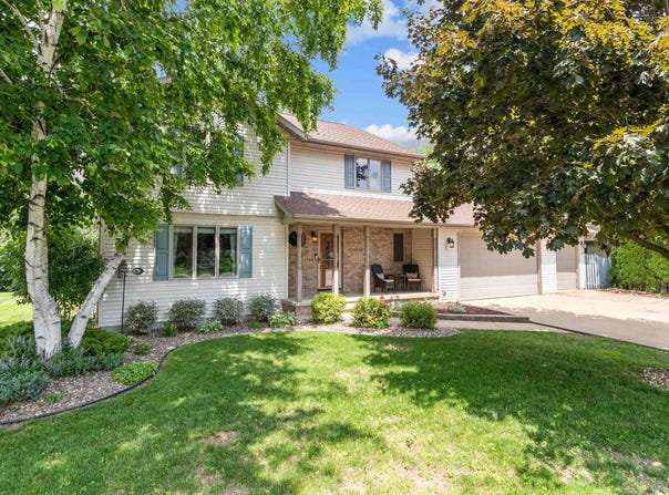 1364 WHIPPLETREE Lane, NEENAH, WI 54956