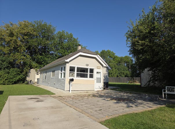 1567 S 100th St, West Allis, WI 53214