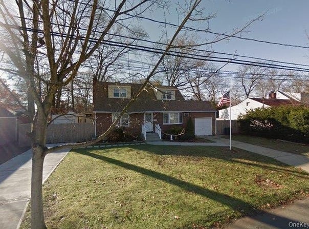 273 S 16th St, Lindenhurst, NY 11757