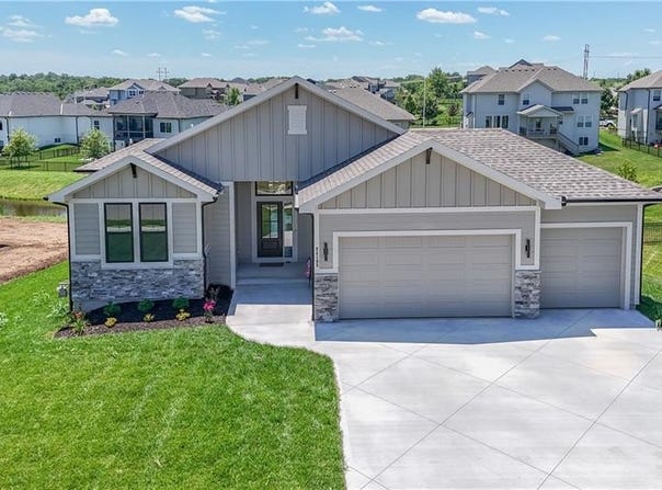 24105 W 58th Place, Shawnee, KS 66226