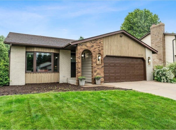 2212 Henna Avenue N, Oakdale, MN 55128