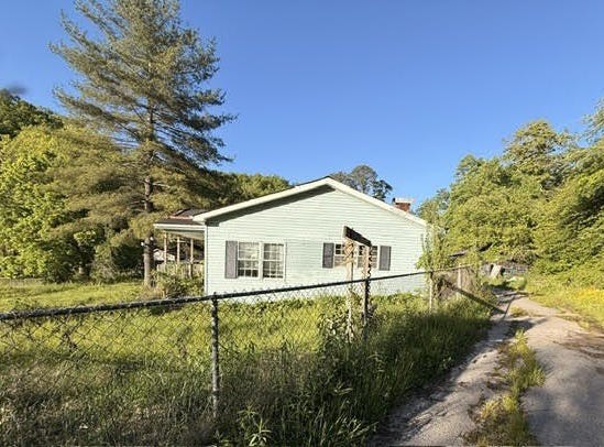 1199 E 221 Highway, Bledsoe, KY 40810
