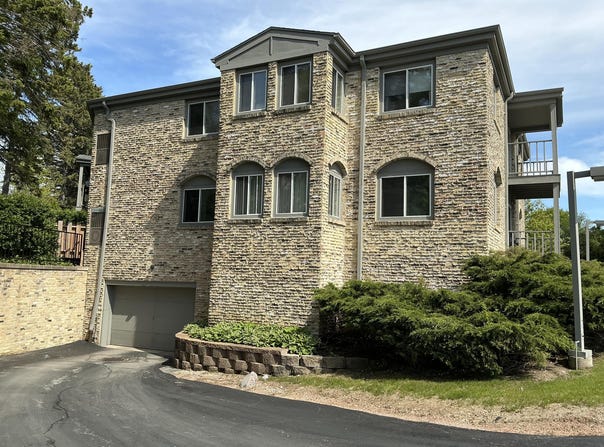 7234 N Green Bay Ave, Glendale, WI 53209