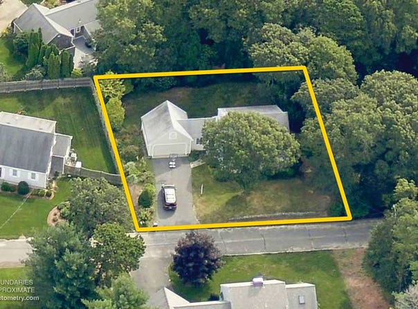 20 Deerfield Rd, Osterville, MA 02655