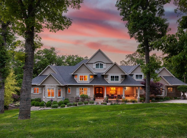 12993 Oak Brook Drive, Urbandale, IA 50323