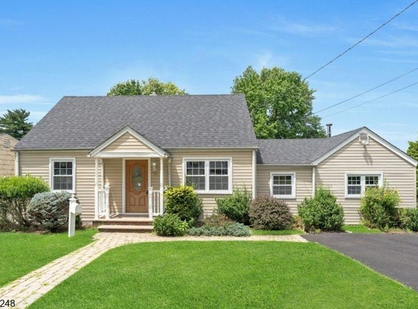 12 Robinson Dr, Woodland Park, NJ 07424-2929