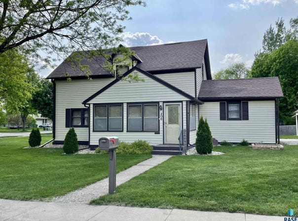 206 S Cottage Grove Ave, Luverne, MN 56156