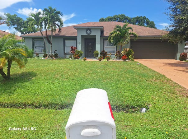 825 SE Cavern Avenue, Port Saint Lucie, FL 34983