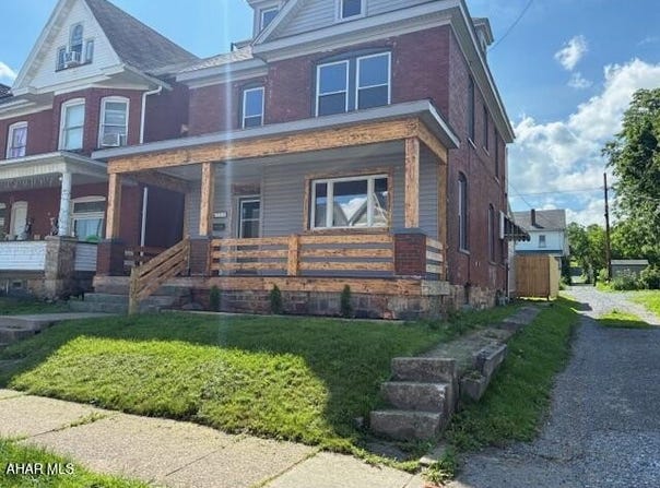 215 N 10th Avenue, Altoona, PA 16601