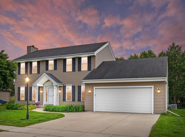 1333 Mockingbird Dr, Oconomowoc, WI 53066