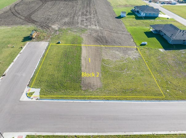 1303 Willard Ln, Larchwood, IA 51241