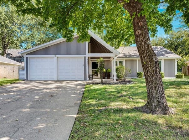 14221 S Summertree Lane, Olathe, KS 66062