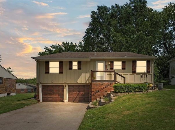 1216 NW Somerset Court, Blue Springs, MO 64015