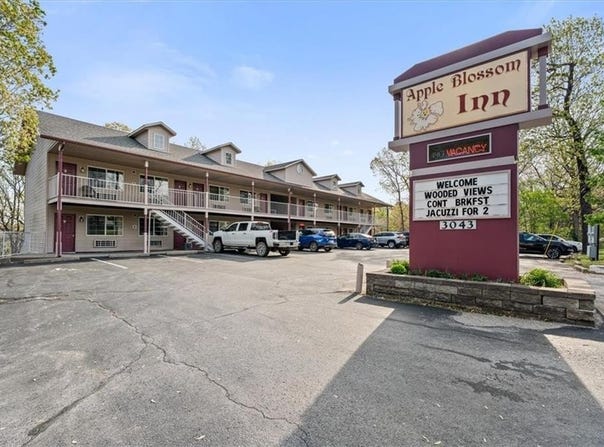 3043  E Van Buren, Eureka Springs, AR 72632