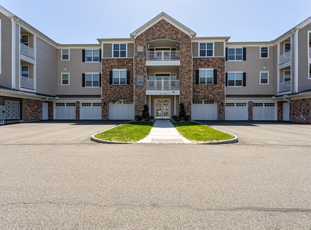 411 Brookside Court, Newtown, CT 06470