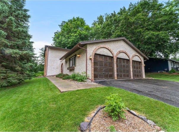 3820 Linden Circle, Chanhassen, MN 55331