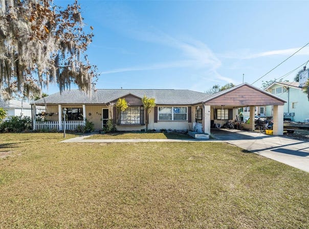 708 N SAINT CLAIR ABRAMS Avenue, TAVARES, FL 32778
