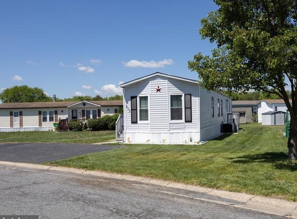 933 LAURA LEE CIRCLE, BEAR, DE 19701