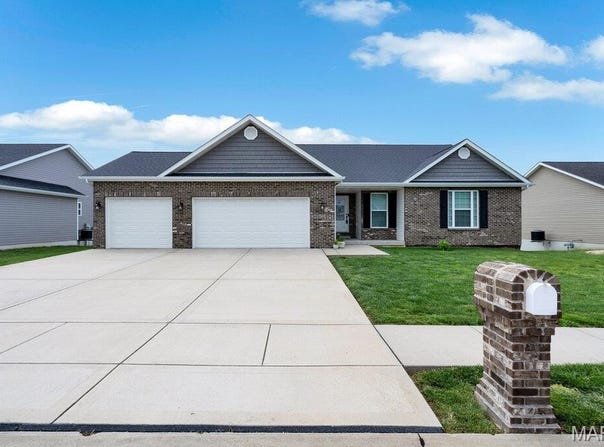 1018 Creekside Drive, Waterloo, IL 62298