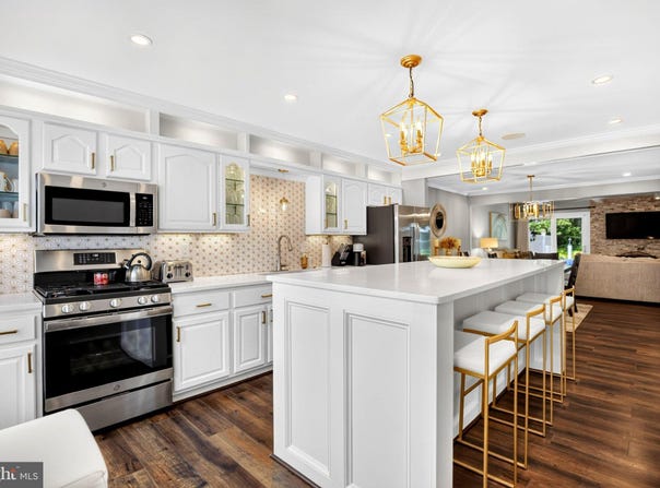 4 FARNWOOD Road, MT LAUREL, NJ 08054