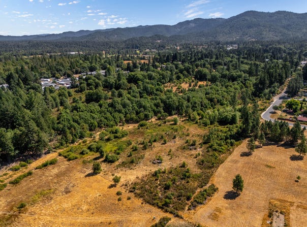 620 W River Street, Cave Junction, OR 97523