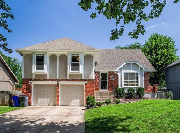 1932 E Sheridan Bridge Lane E, Olathe, KS 66062
